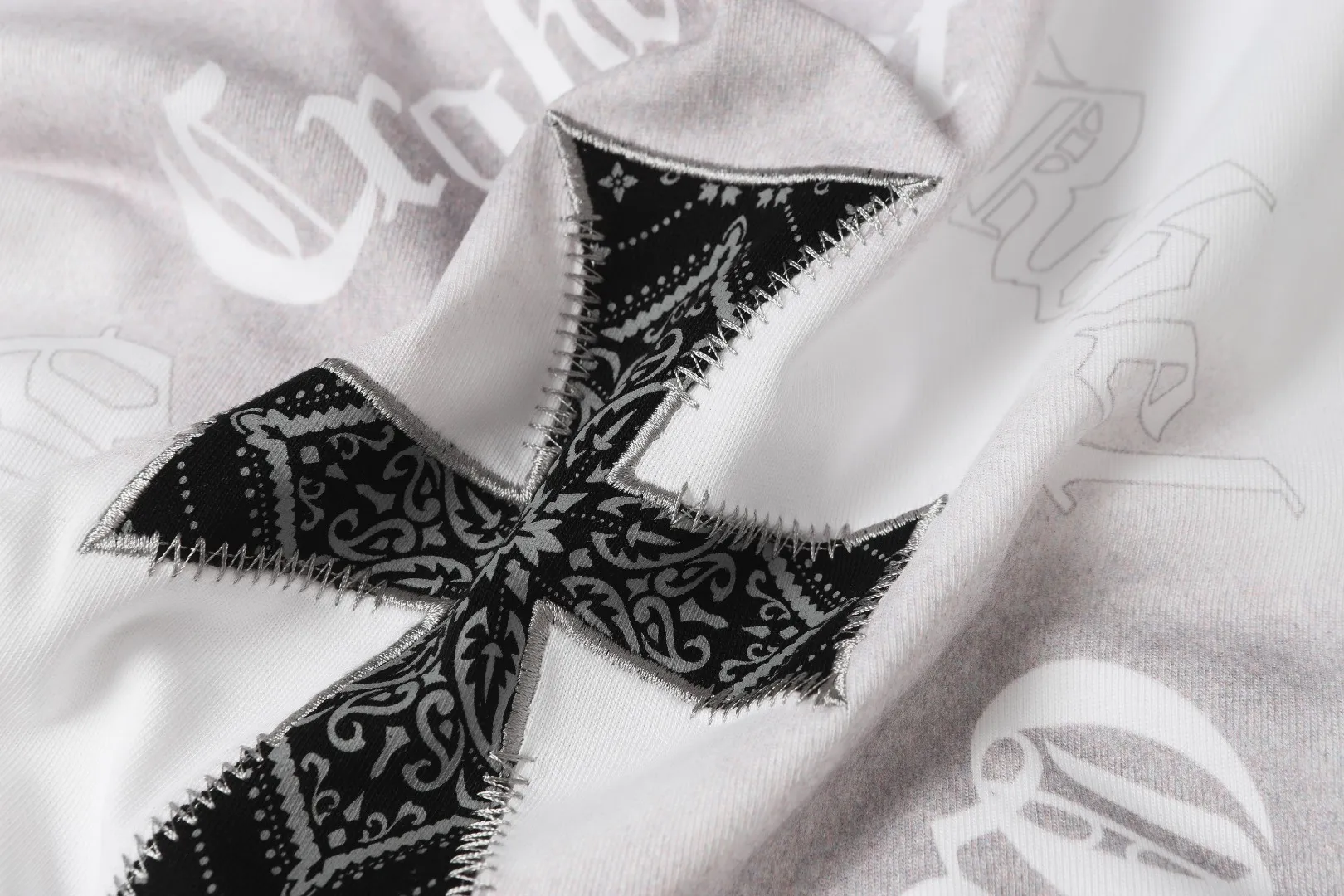 P180 Chrome Hearts] Fabric: 100% cotton Chrome Hearts* Chrome Hearts uses 300g double yarn fabric, 1*1 Solona rib, imported digital white ink front and rear direct injection superimposed printing patch embroidery process, more advanced, loose version, same style for men and women Color: Black White Size: XS S M L
